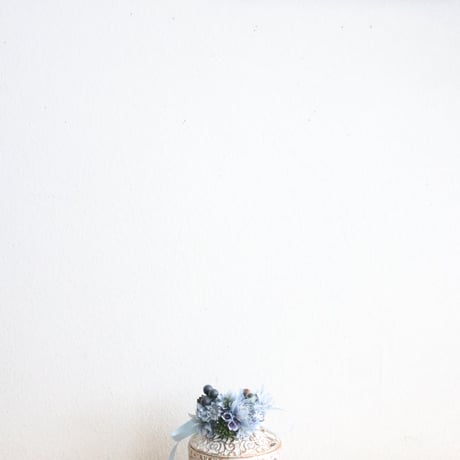 お花のコサージュで彩ったレース模様の小物入れ＜blue＞