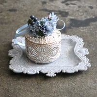 お花のコサージュで彩ったレース模様の小物入れ＜blue＞