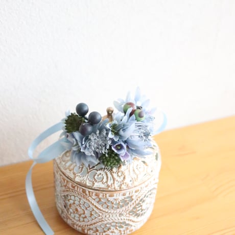 お花のコサージュで彩ったレース模様の小物入れ＜blue＞