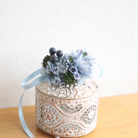 お花のコサージュで彩ったレース模様の小物入れ＜blue＞