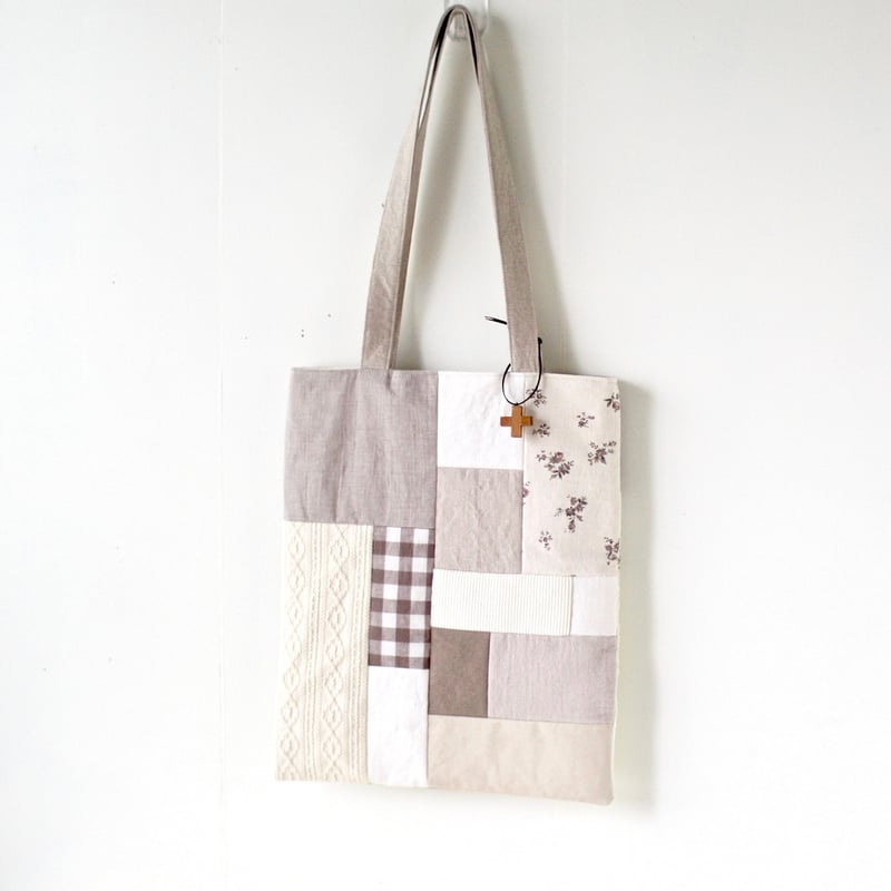 ベージュ系パッチのA4ぺたんこトートバッグ（内ポケット、チャーム付き