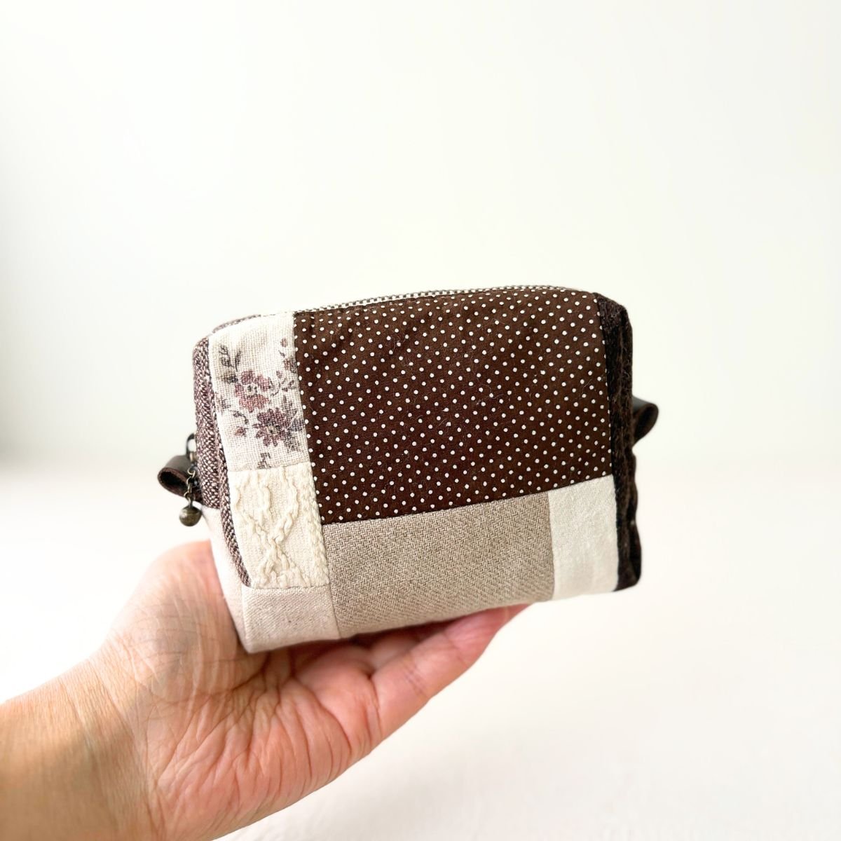 jerryページ 特注品 パッチワーク スクエアポーチ 茶系パッチワークのスクエアポーチ｜内ポケット付き｜一点もの