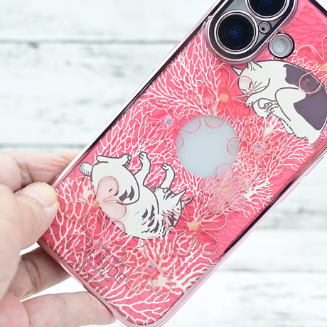世界にひとつ！iPhone16用レジンデコ付きスマホケース・サンゴとNo.8と7の浮世絵ネコ