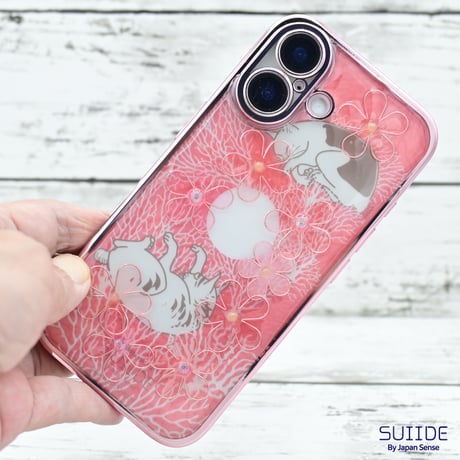 世界にひとつ！iPhone16用レジンデコ付きスマホケース・サンゴとNo.8と7の浮世絵ネコ