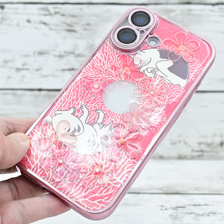 世界にひとつ！iPhone16用レジンデコ付きスマホケース・サンゴとNo.8と7の浮世絵ネコ
