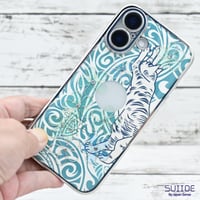 世界にひとつ！iPhone16用レジンデコ付きスマホケース・浮世絵ネコNo.9とタパ柄