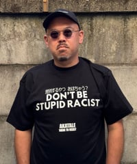 Don’t be stupid racists Tシャツブラック in collaboration with J-Rawr