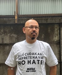 クルド語、トルコ語、英語 NO HATE Tシャツ ホワイト