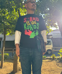 "Stand with Kurds"（クルドの人たちと共に）Tシャツ黒（デザイナー：sorairo3go）