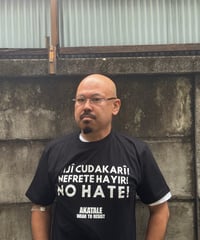 クルド語、トルコ語、英語 NO HATE Tシャツ ブラック