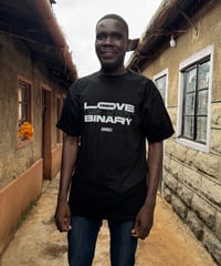 LOVE IS NOT BINARY Tシャツ ブラック（デザイナー：Taichi Hirano）