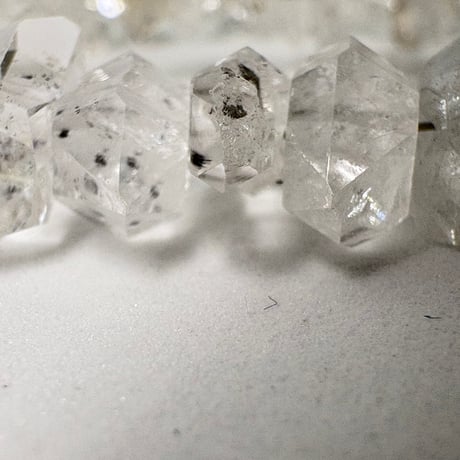 ハーキマーダイヤモンド約3.0〜7.3×4.5〜8.9×3.5〜4.5mm(一連40cm)(M0106)