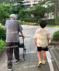 歩行器をおして歩いている