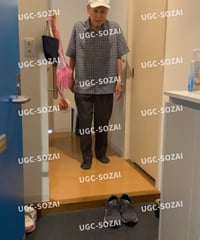 玄関で腰を痛めている