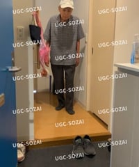 玄関で腰を痛めている