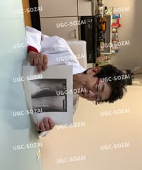 医師が診察をしている