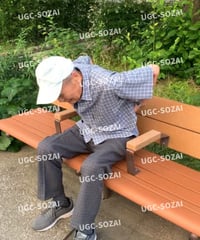 腰を痛めている