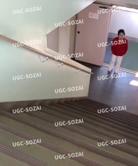 階段で腰を痛めている