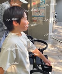 歩行器をおして歩いている