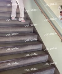 階段で腰を痛めている
