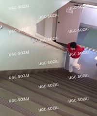 階段で腰を痛めている