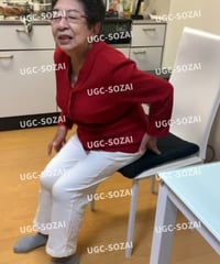 腰を痛めている