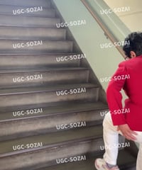 階段で腰を痛めている