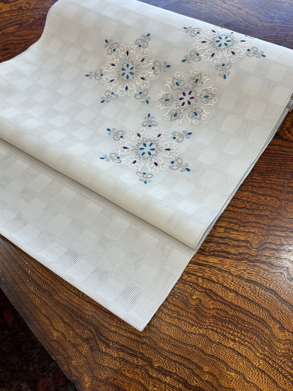 秦流舎 お召し 小紋 跳び柄 刺繍 花文 乱菊 共八掛 証紙 未使用 イ6640 菱花紋/銀鼠 紋紗九寸名古屋帯ー秦流舎 [お仕立て上り価格] | おしゃれ
