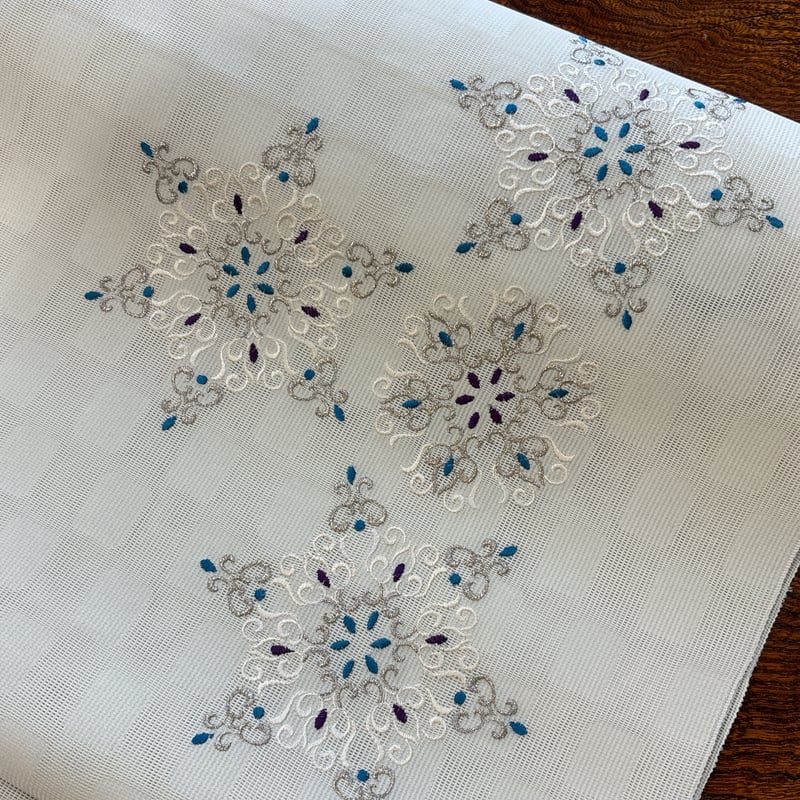 秦流舎 お召し 小紋 跳び柄 刺繍 花文 乱菊 共八掛 証紙 未使用 イ6640 菱花紋/銀鼠 紋紗九寸名古屋帯ー秦流舎 [お仕立て上り価格] | おしゃれ