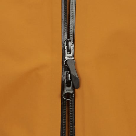 【SUMMIT SERIES】M'S PILATUS GTX JACKET CAMEL NJ2GR99C