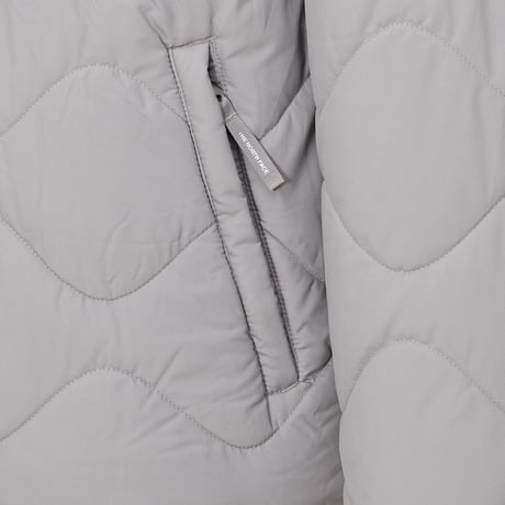 【ユニセックス】ESSENTIAL LIGHT V JACKET STONE GRAY NJ3NQ53L