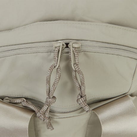 W NEVER STOP DAYPACK GRAYISH BEIGE NM2SR30C