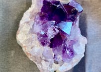 癒しと気品を宿す、天然の芸術品　アメジスト　紫水晶  アイアンスタンド付き 1