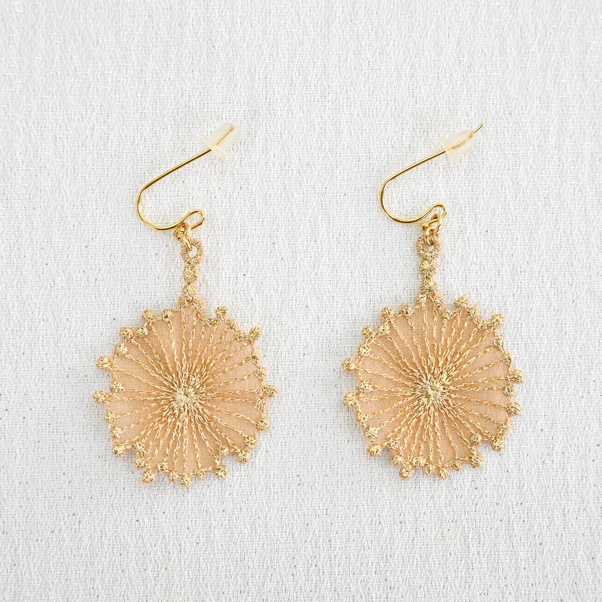 emi takazawa　ピアス　チェーンピアス　刺繍花　白　金　婚礼　14K 刺繍ピアス みやこ花火 | 燦彩糸オンラインショップ