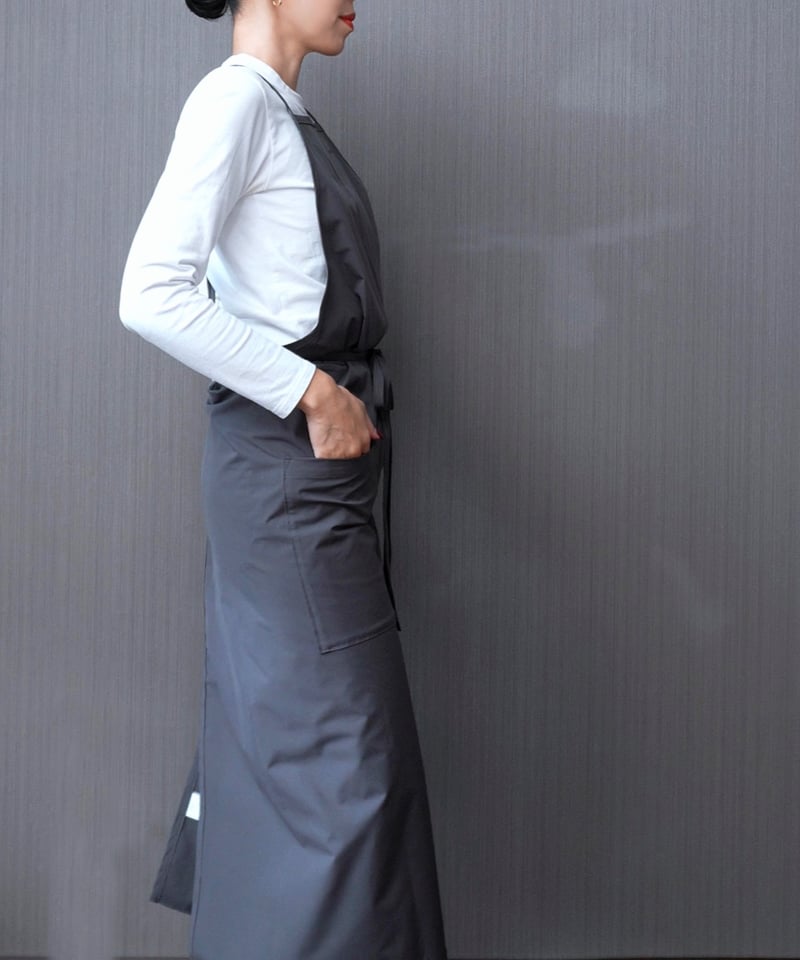 JAL エプロンバック JAL×EZUMi、CAが着用するスカーフ柄エプロン。新制服のデザイナー江角