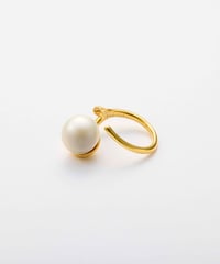 Aging round pearl ring gold
