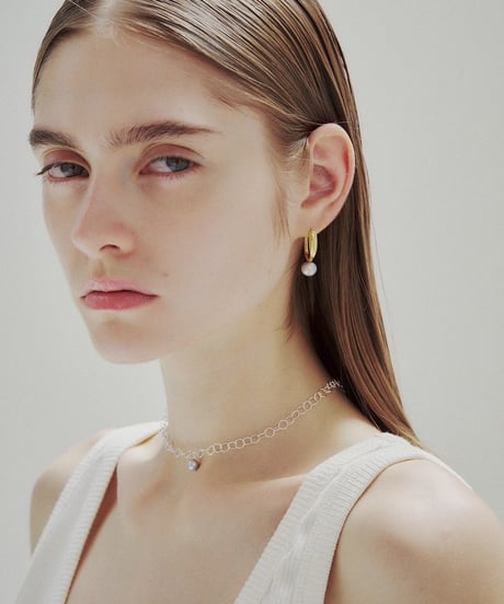 Aging pearl gray pierce pair gold