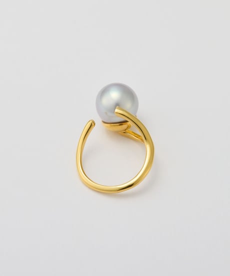 Aging round pearl gray ring gold