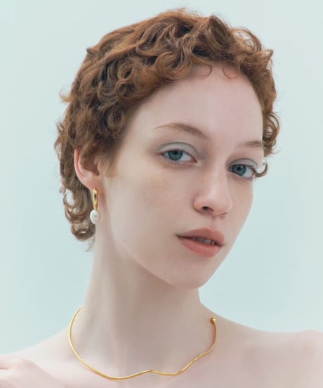 Aging baroque pearl pierce pair gold