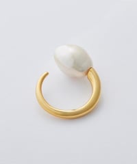Aging baroque pearl ring gold