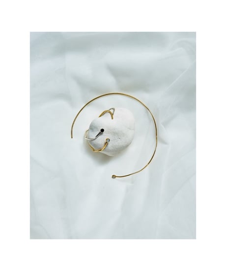 Cercle stone braceletcuff (whaite pearl) gold