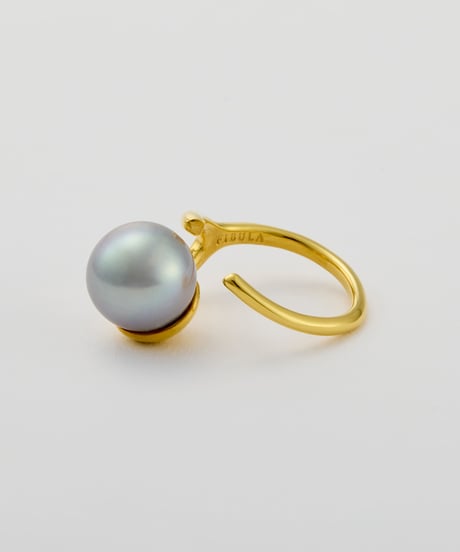 Aging round pearl gray ring gold