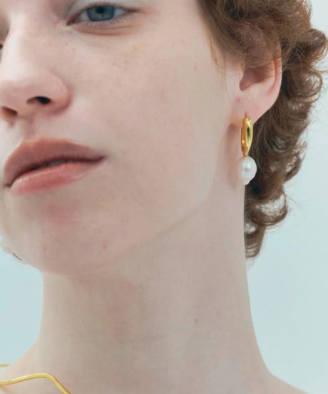 Aging baroque pearl pierce pair gold