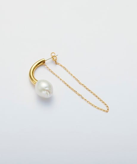 Aging baroque pearl chain pierce half  gold