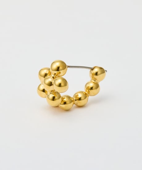 Modeling Orb hoop pierce haif gold