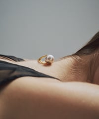 Aging round pearl gray ring gold