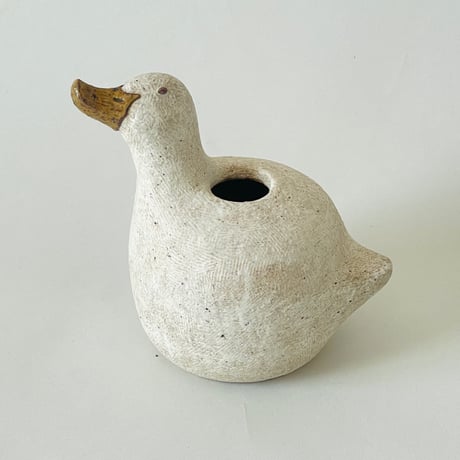 アヒルの花器　（2026.3-3　左斜前を見上げる／縦長）