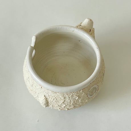羊のヤーンボウル（SS）目を閉じる　（白土・ポコポコ・３つ穴）