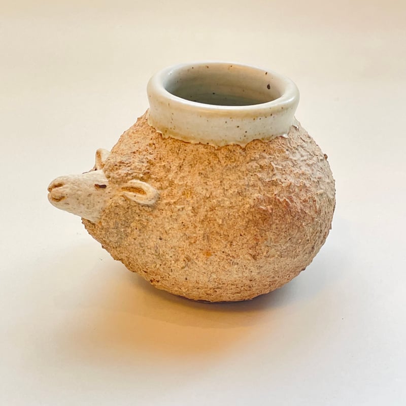 陶器 花器 羊モチーフ 飾り壺 羊の花器（寝てる・顔白） | スミレ窯