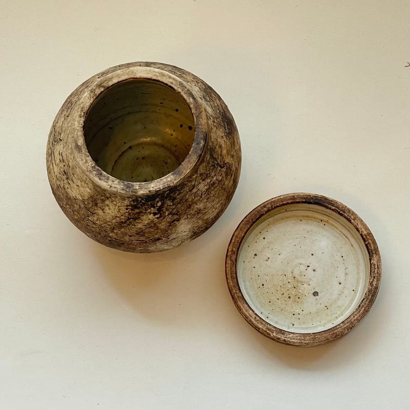 蓋付きの丸壺（小） 冬の土 | スミレ窯